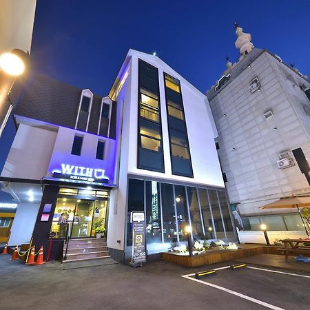 With U Hotel & Guesthouse Sokcho Bagian luar foto