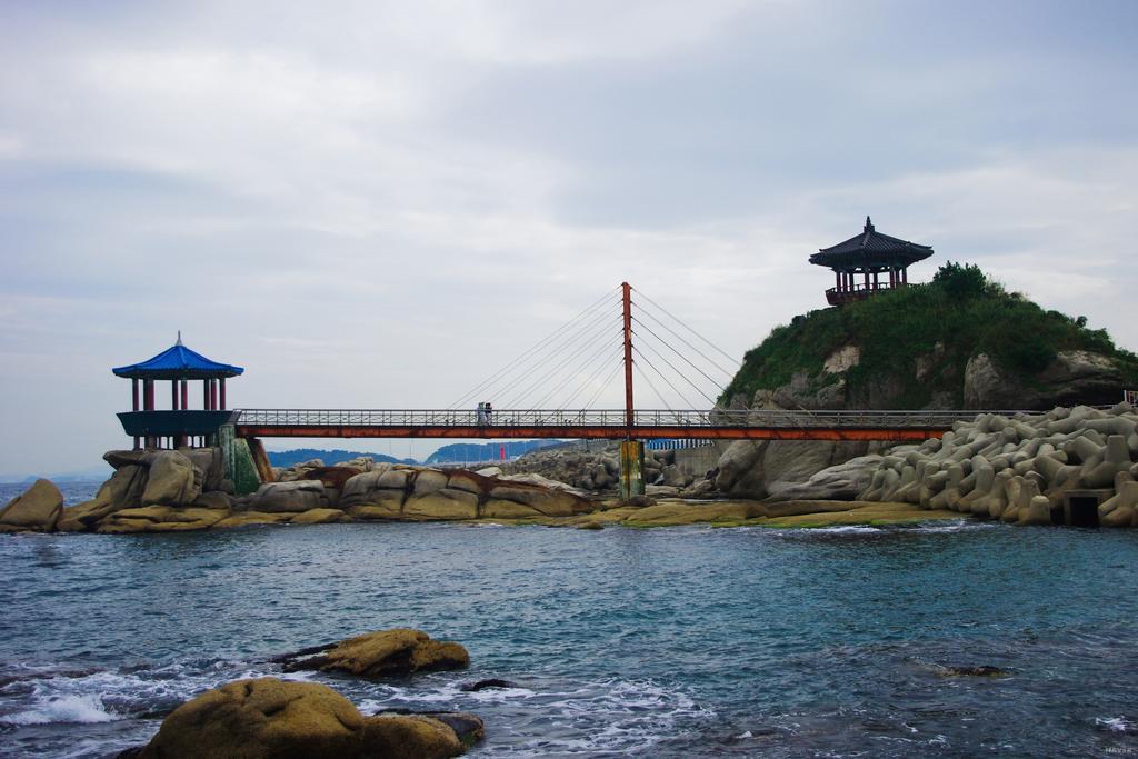 With U Hotel & Guesthouse Sokcho Bagian luar foto
