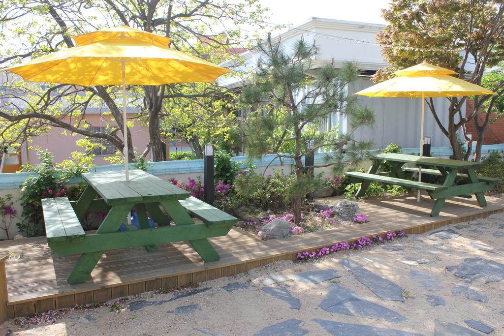 With U Hotel & Guesthouse Sokcho Bagian luar foto