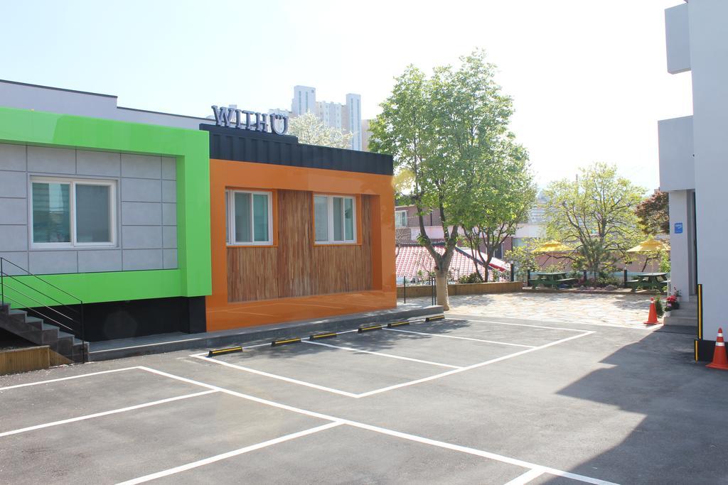 With U Hotel & Guesthouse Sokcho Bagian luar foto