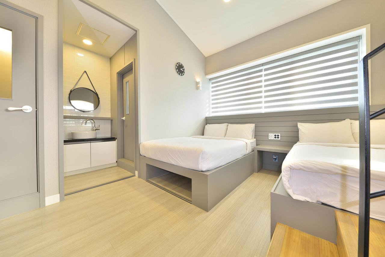 With U Hotel & Guesthouse Sokcho Bagian luar foto