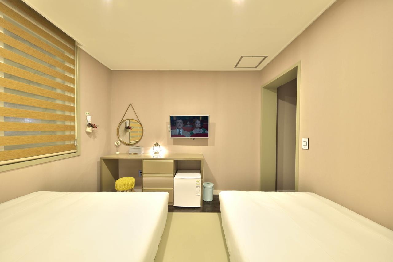 With U Hotel & Guesthouse Sokcho Bagian luar foto