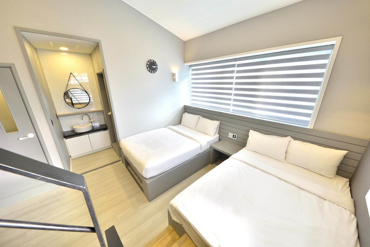 With U Hotel & Guesthouse Sokcho Bagian luar foto