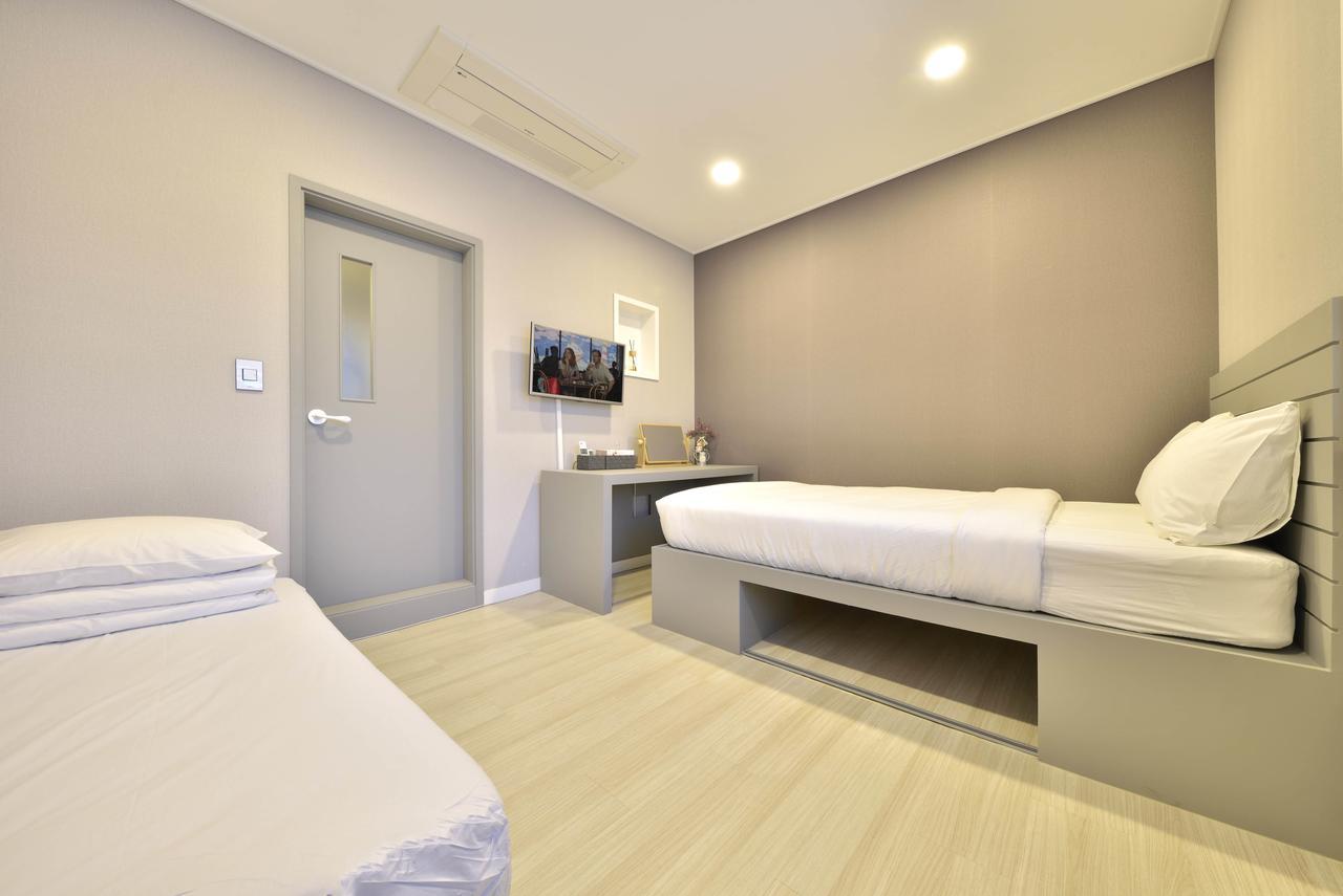 With U Hotel & Guesthouse Sokcho Bagian luar foto