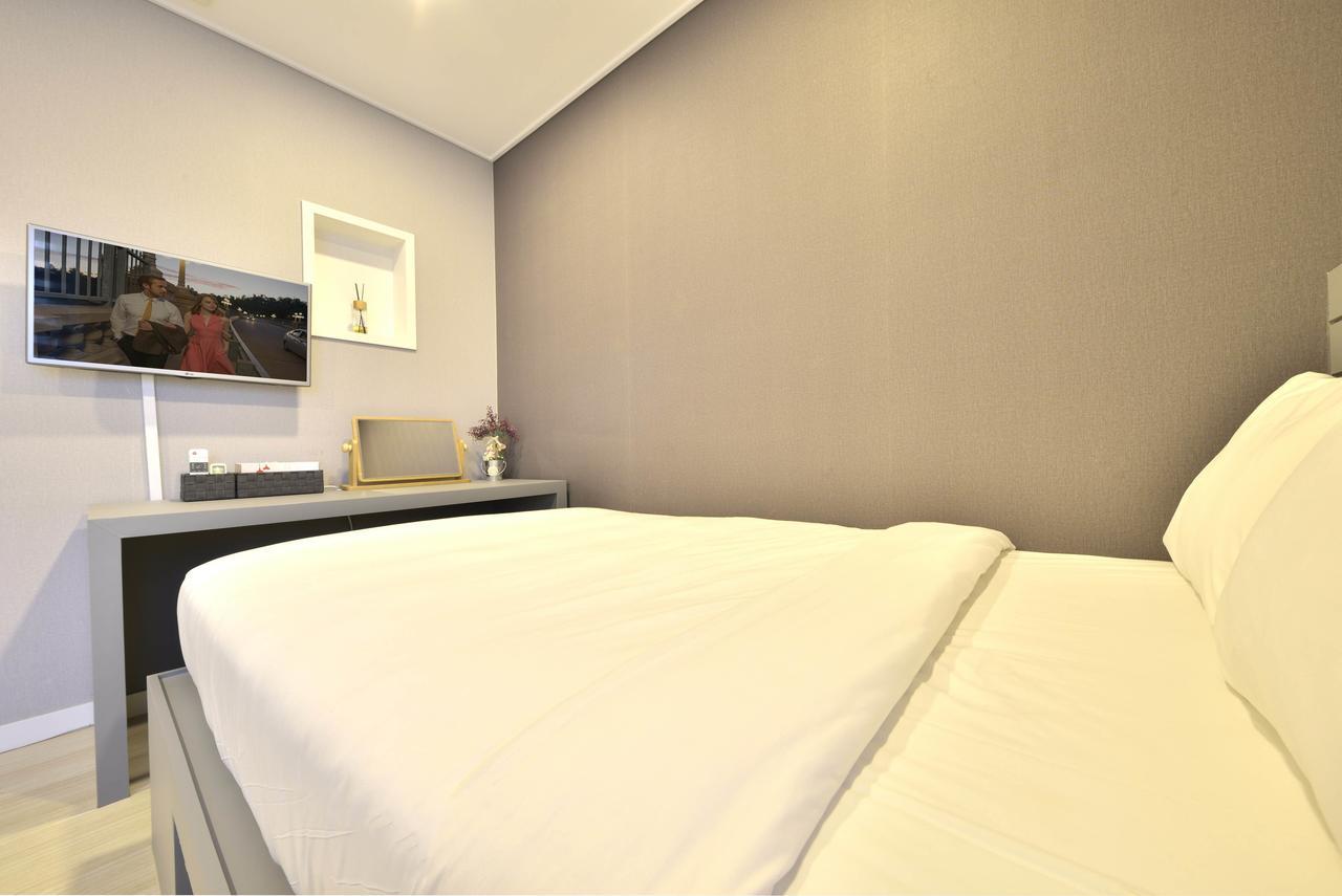 With U Hotel & Guesthouse Sokcho Bagian luar foto