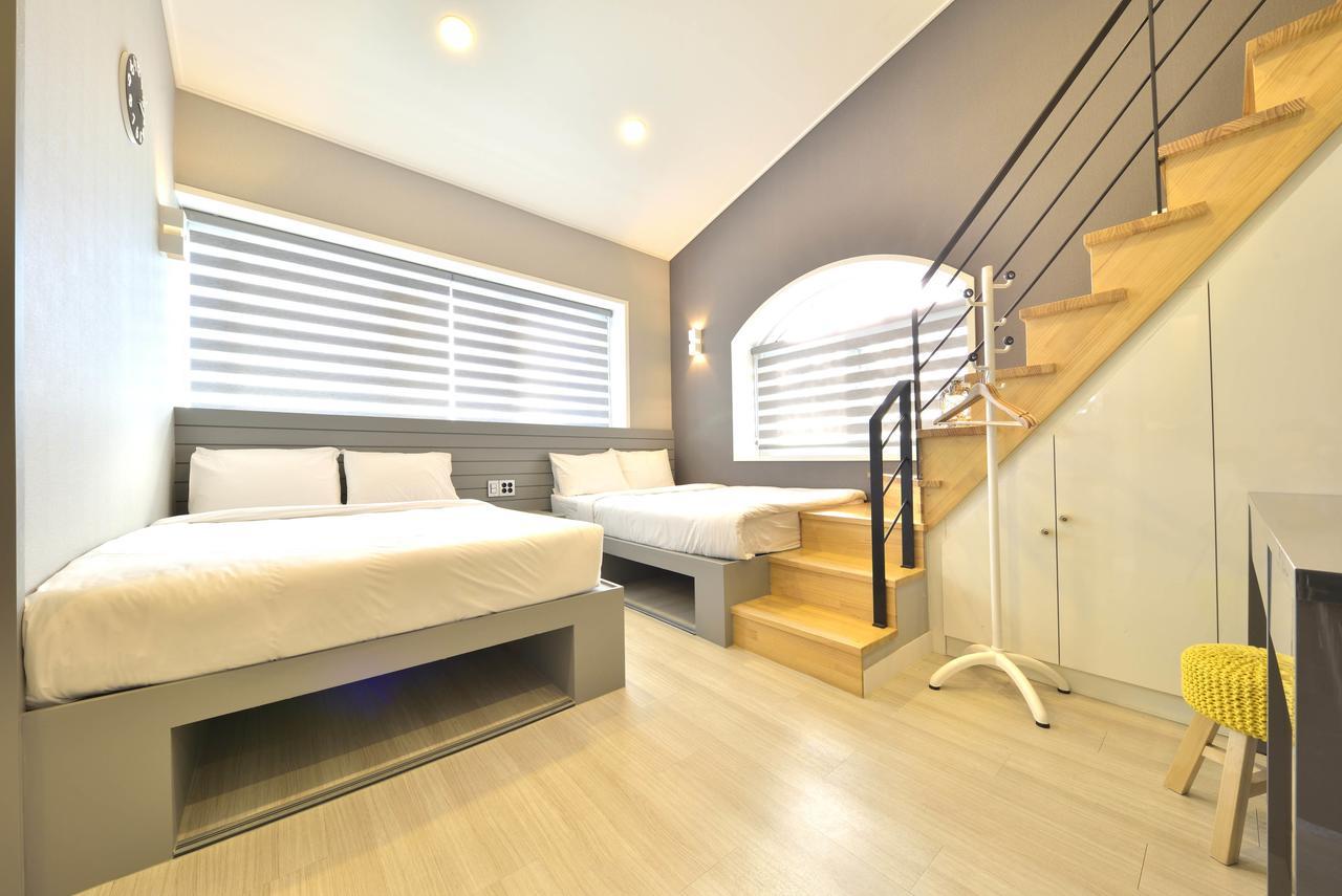 With U Hotel & Guesthouse Sokcho Bagian luar foto