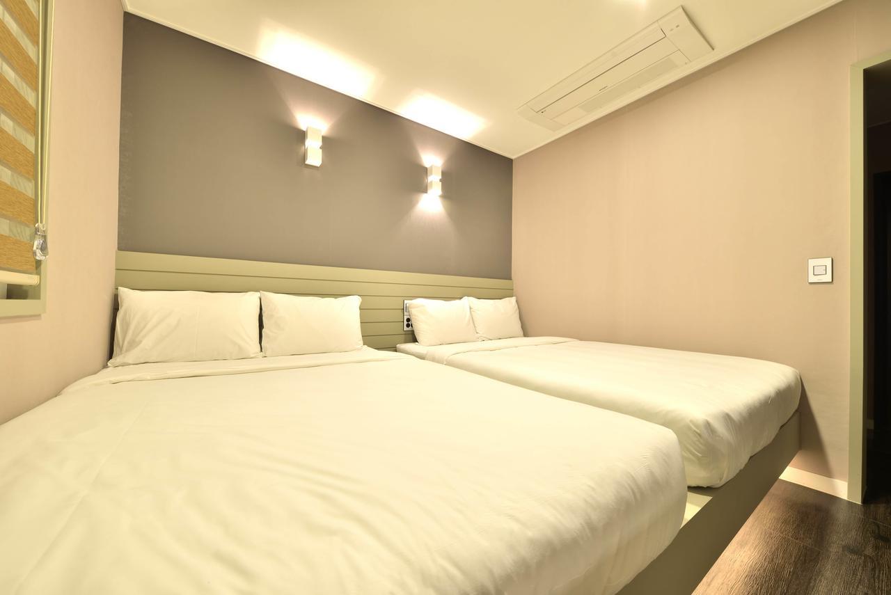 With U Hotel & Guesthouse Sokcho Bagian luar foto