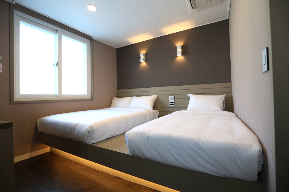 With U Hotel & Guesthouse Sokcho Bagian luar foto