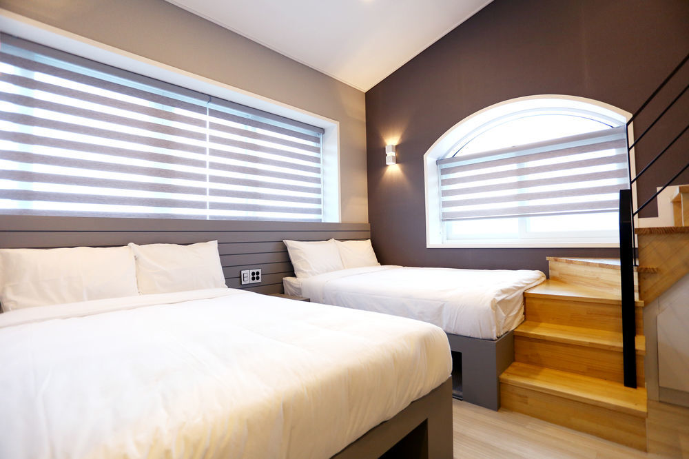 With U Hotel & Guesthouse Sokcho Bagian luar foto