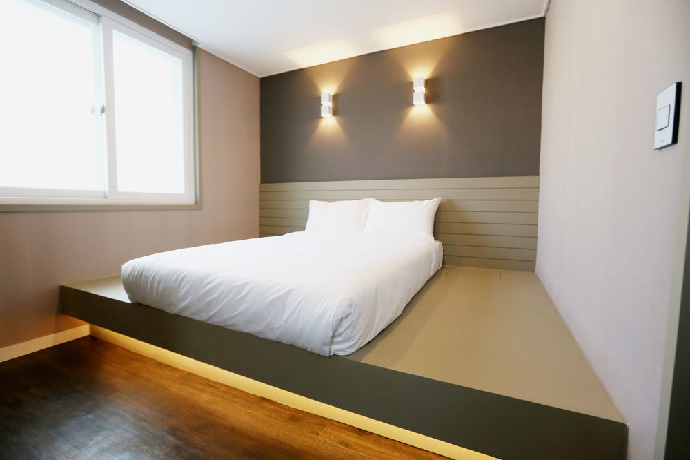 With U Hotel & Guesthouse Sokcho Bagian luar foto