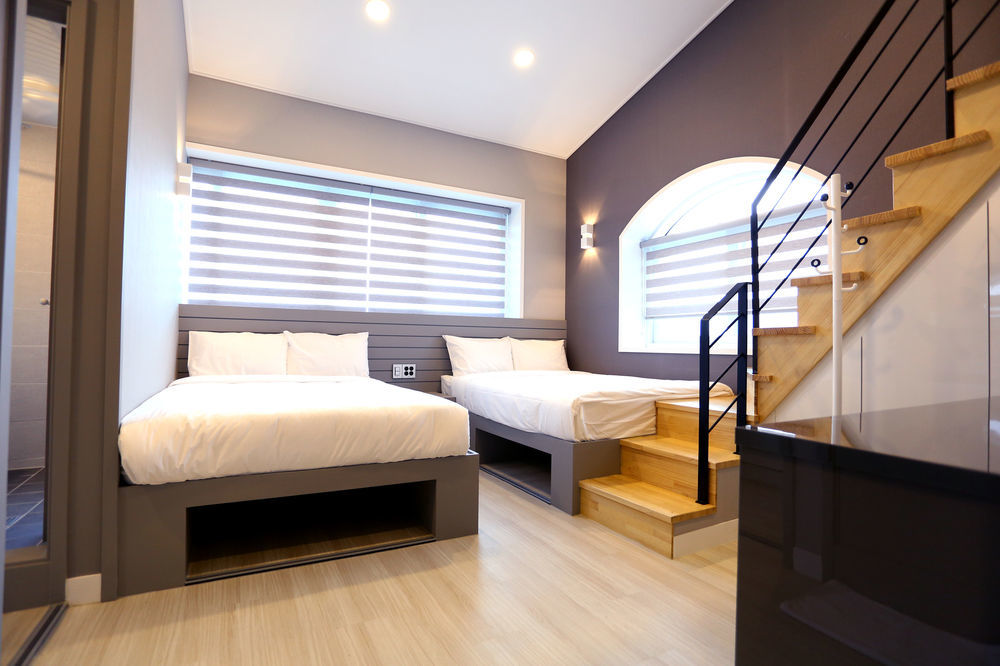 With U Hotel & Guesthouse Sokcho Bagian luar foto