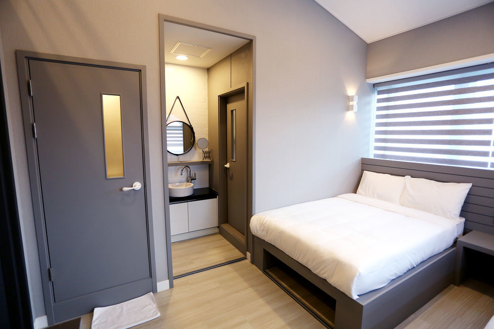 With U Hotel & Guesthouse Sokcho Bagian luar foto